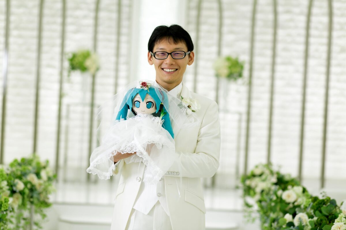 The man who married a hologram: fact or fiction? The story of Akihiko Kondo
