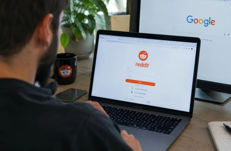 Reddit testerà l’obbligo di accesso dopo il calo del traffico da Google